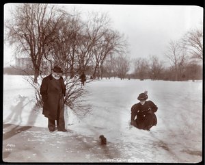 1898年にニューヨークのセントラルパークで男が雪の中で見ている間、リスに餌をやる女性の様子（シルバーゼラチンプリント）